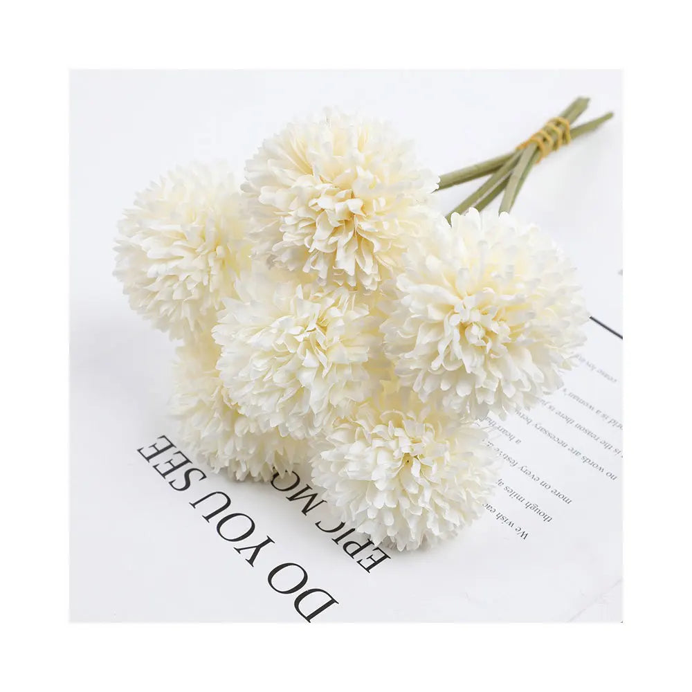ramo de hortensias blancas sobre una hoja de papel con letras negaras que pone do you see