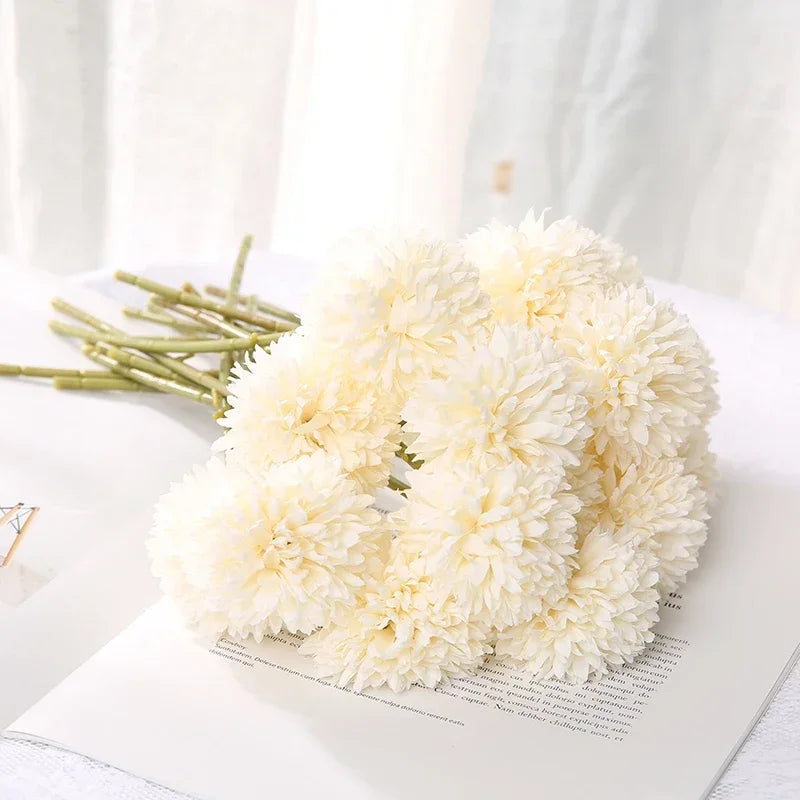 ramo de hortensias blancas sobre una hoja de papel con letras negras