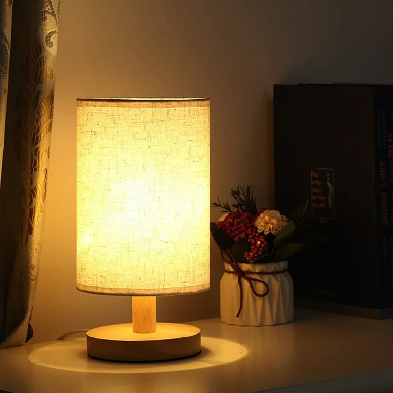 Lámpara de mesa de tela y madera