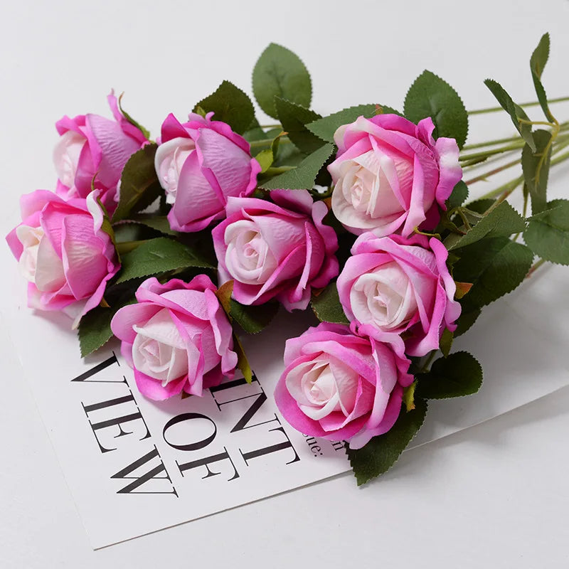 rosas artificiales blancas y rosas